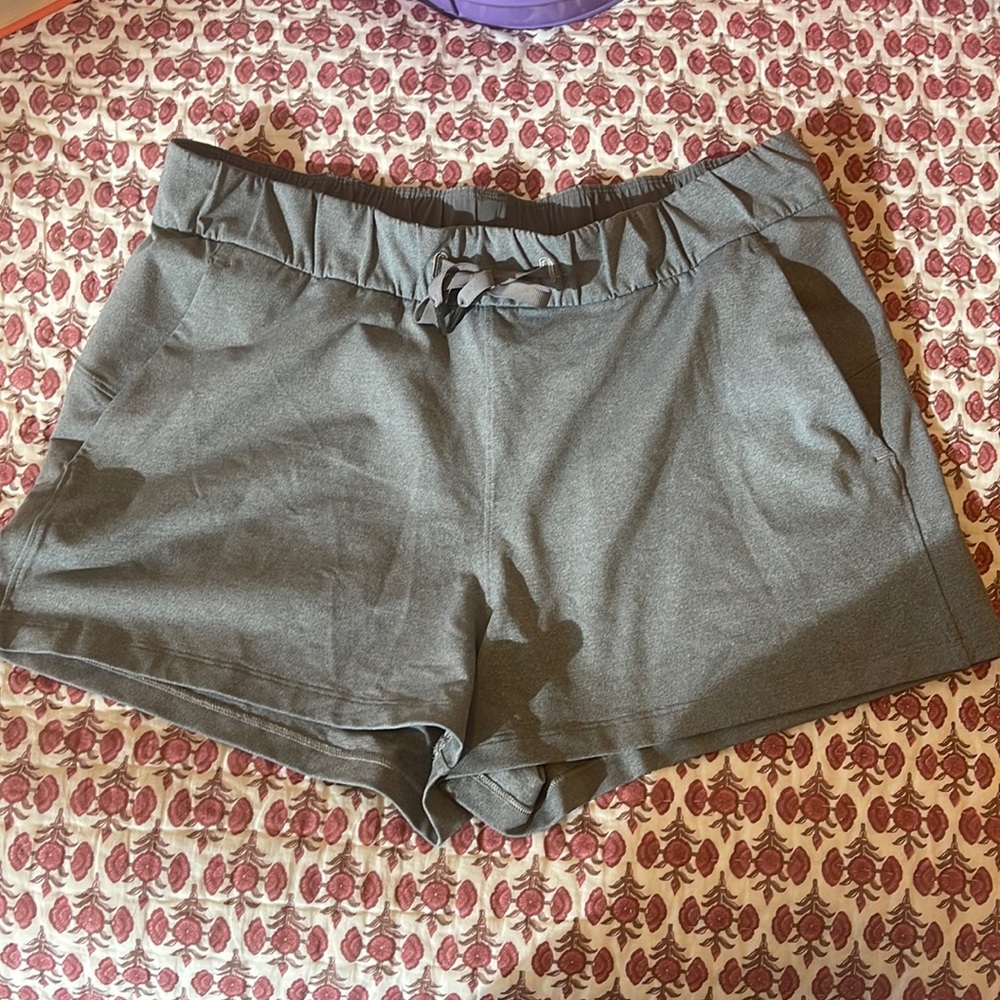 Lululemon On The Fly Size 10 Shorts
